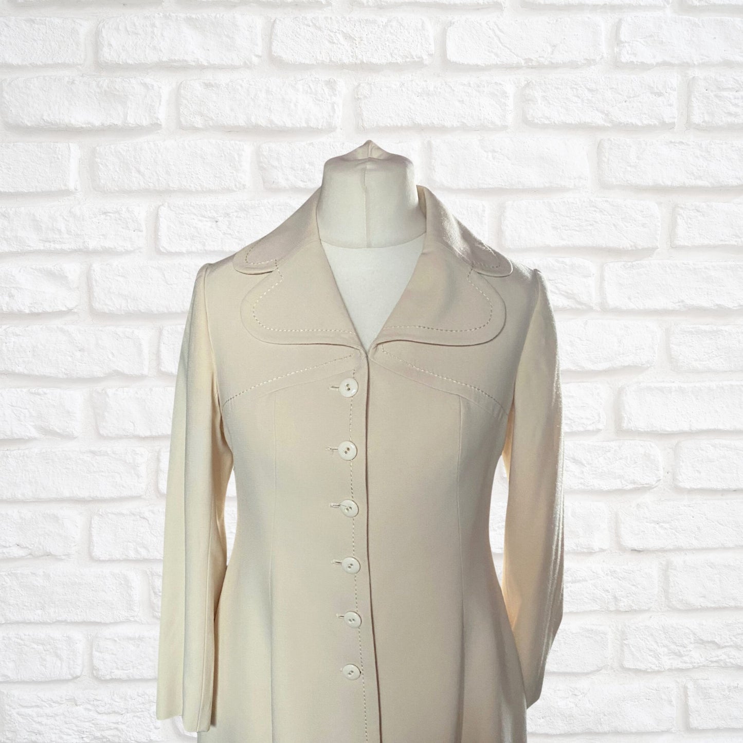 Vintage Creamy White Lightweight 60s Mod Coat with Rounded Collar . Approx UK size 10-12