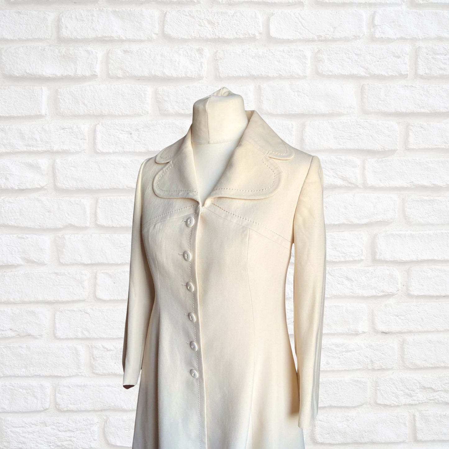 Vintage Creamy White Lightweight 60s Mod Coat with Rounded Collar . Approx UK size 10-12
