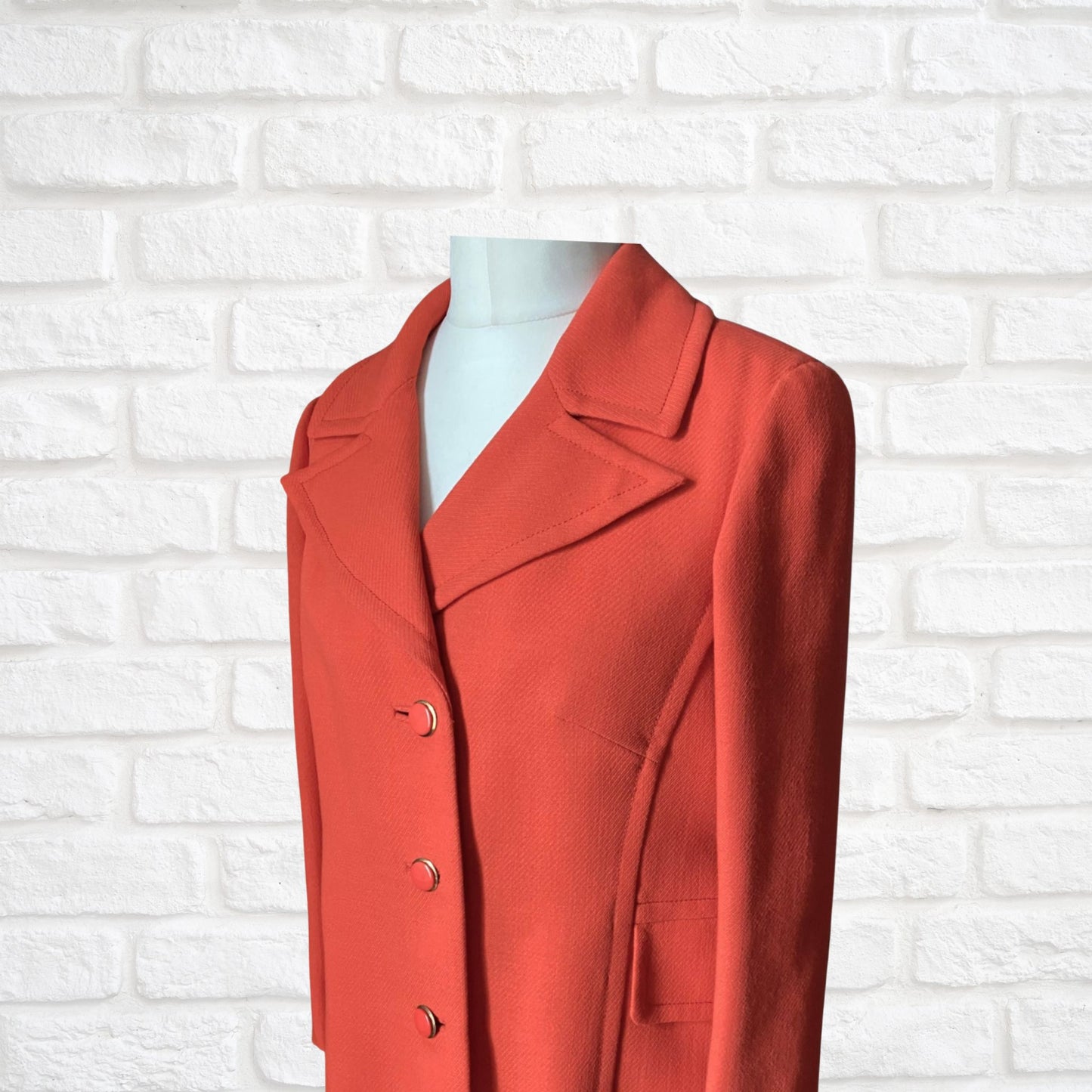70s orange coat. Wool blend vintage jacket, fully lined.   Dagger collar and faux pocket  detail. Button down front  .  Approx UK size 14-16