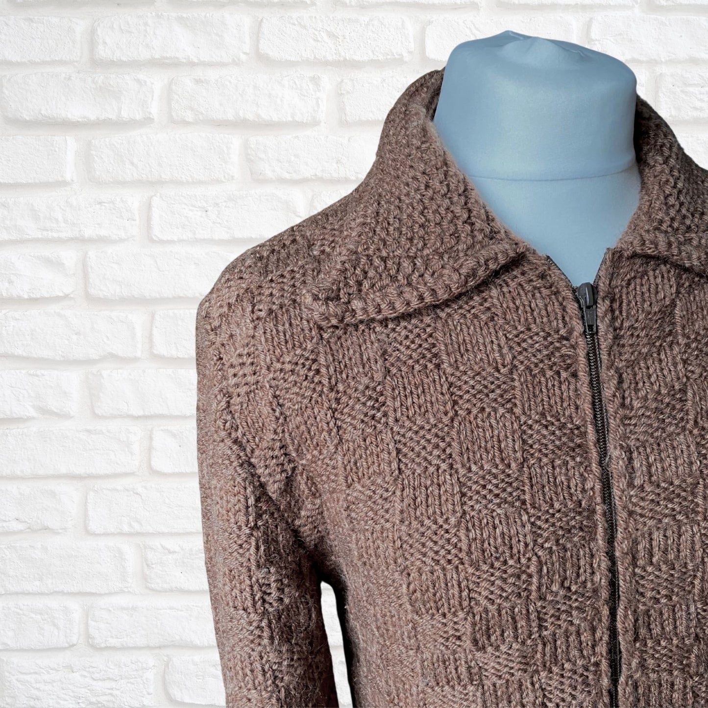 Vintage Brown Textured Knit Zip Up Cardigan: Cozy and Stylish  Sweater. UK size 10-16 (women) / Small to Medium  (men)