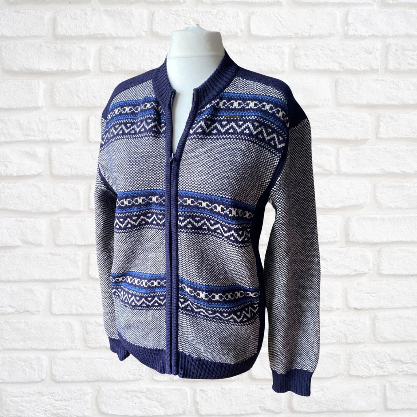 Vintage Blue and White Patterned  Zip Up Wool Cardigan. Approx UK size L -  XL ( men) / 20-22 (women)