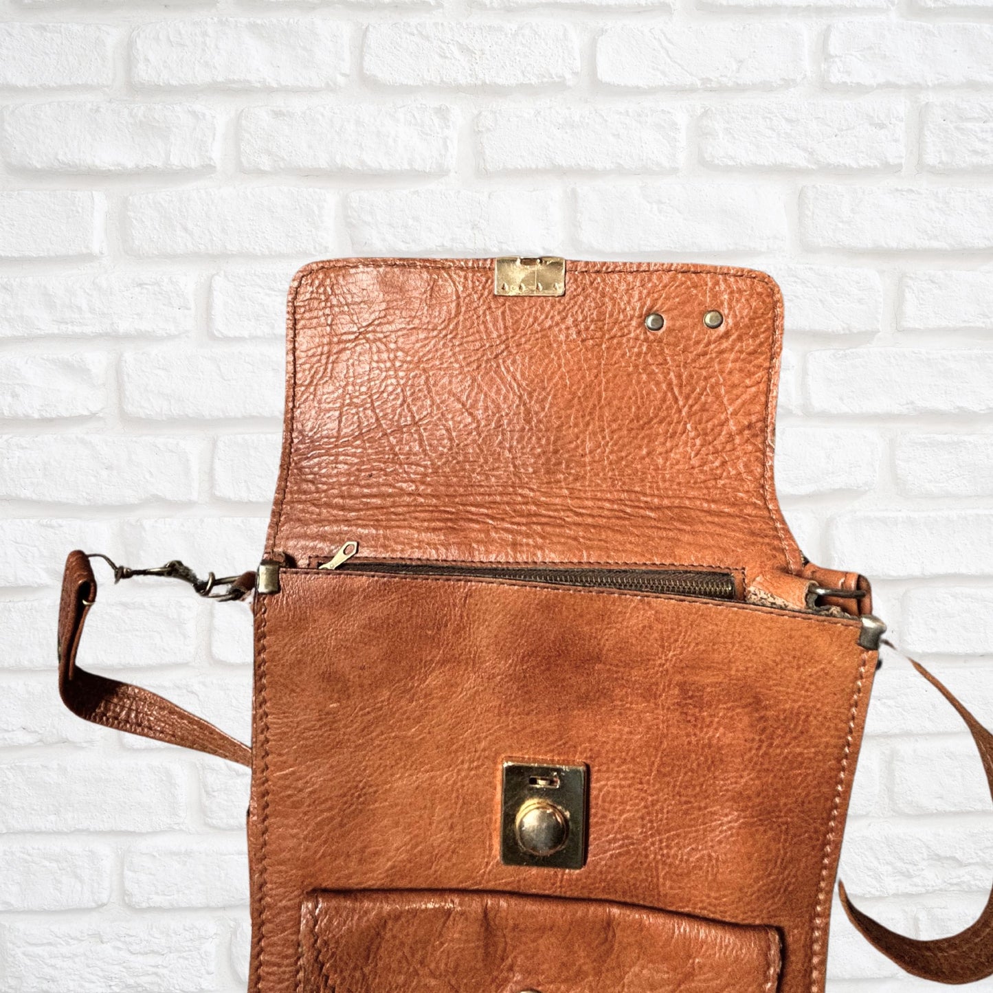 Vintage 70s Brown Leather Shoulder Bag with multiple compartments - Practical and Stylish Unisex Travel Companion