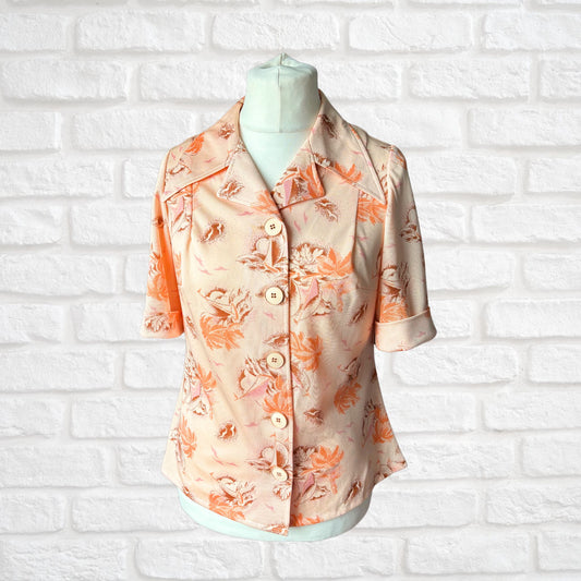 Vintage 70s Dagger Collar Short Sleeved Shirt: Pale Peach with Hawaiian style Novelty Print. Approx UK size 12-14