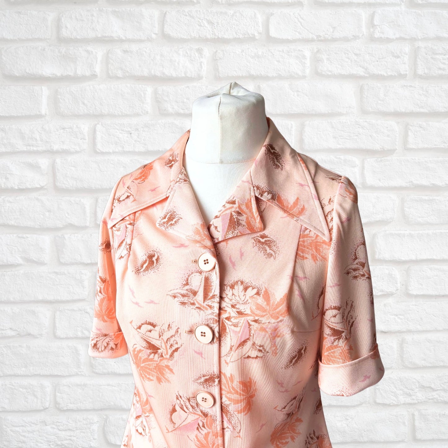Vintage 70s Dagger Collar Short Sleeved Shirt: Pale Peach with Hawaiian style Novelty Print. Approx UK size 12-14