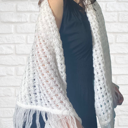 Vintage 70s Boho White Triangular Crocheted Fringed Shawl/Wrap. Free size