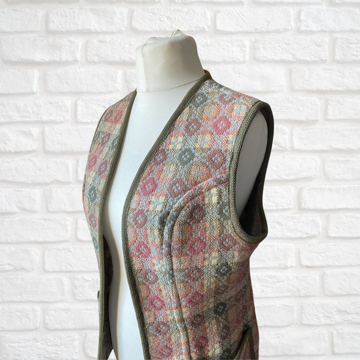 Vintage Welsh Wool Tapestry Style Waistcoat: A Timeless Piece of Welsh Craftsmanship. Approx UK size 10-14