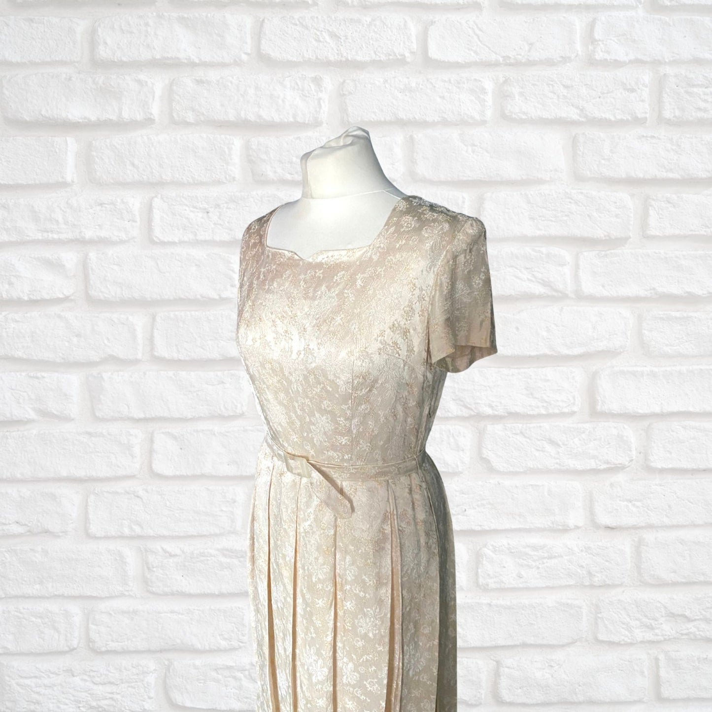Elegant Cream and Pale Gold Floral Brocade 50s Vintage Dress. Approx UK size 10- 12