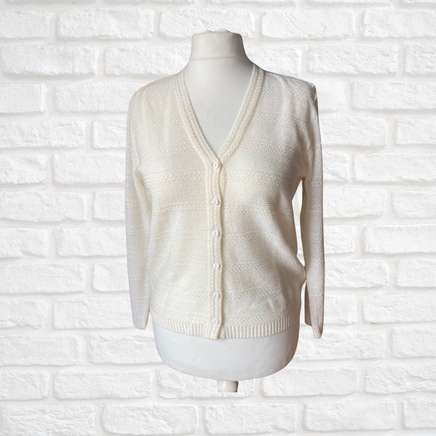 70s/80s creamy white lightweight v neck vintage cardigan . Approx  U.K. size 14-16