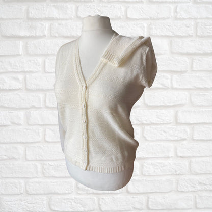 70s/80s creamy white lightweight v neck vintage cardigan . Approx  U.K. size 14-16