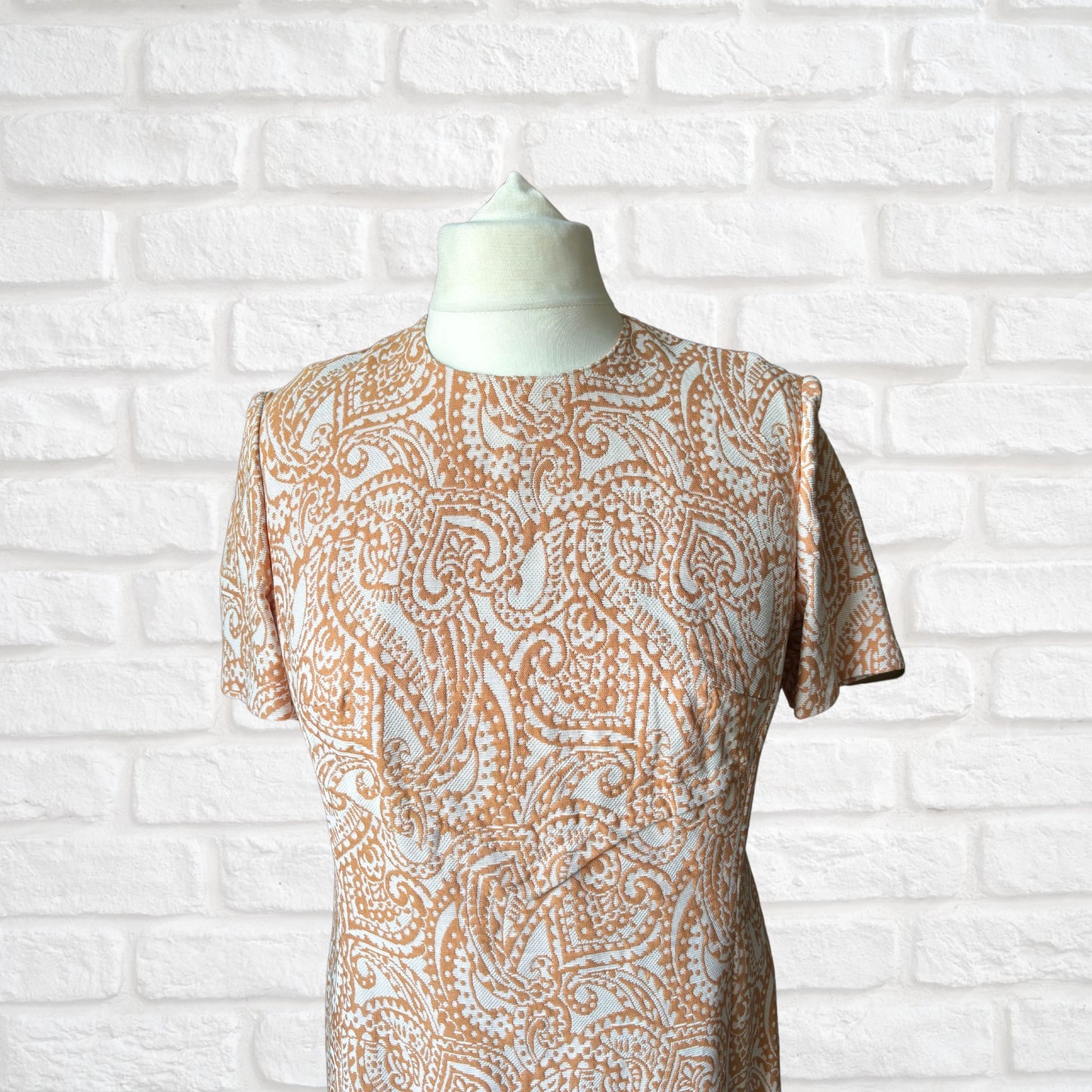 Vintage White and Peach Paisley Brocade 60s Scooter Dress  . Approx U.K.size 16