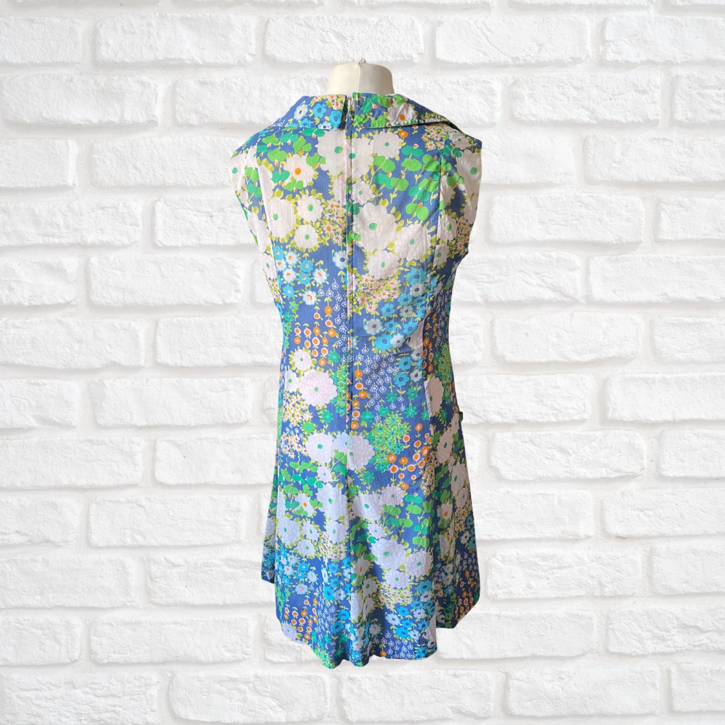 1960s Floral Sleeveless Collared Vintage Summer Dress. Approx UK size 14-16