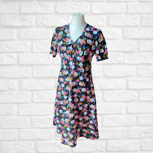 70s black and bright floral print short sleeved vintage tea dress.   Approx UK size 12-14