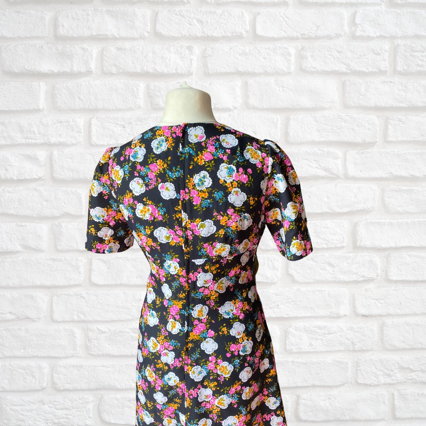 70s black and bright floral print short sleeved vintage tea dress.   Approx UK size 12-14