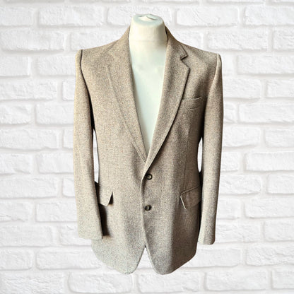 Beige blazer on a mannequin against a white brick wall background