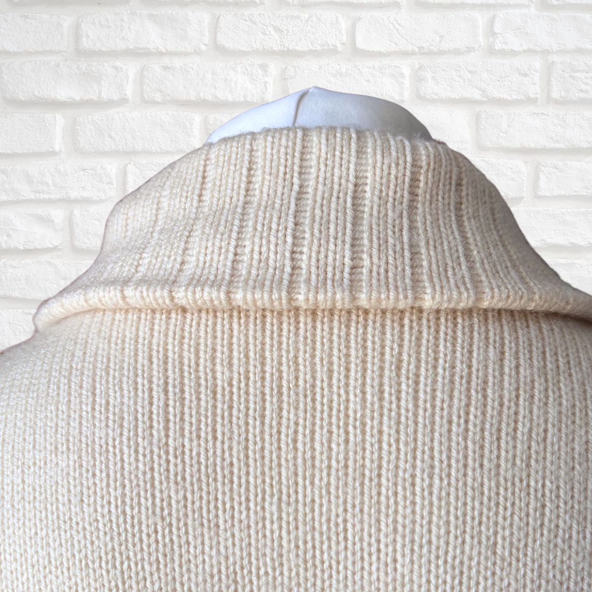 Ribbed collar on cream wool vintage cardigan close up 