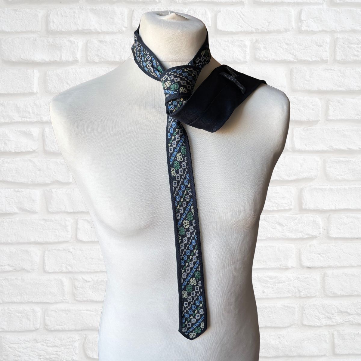 Vintage patterned silk necktie 