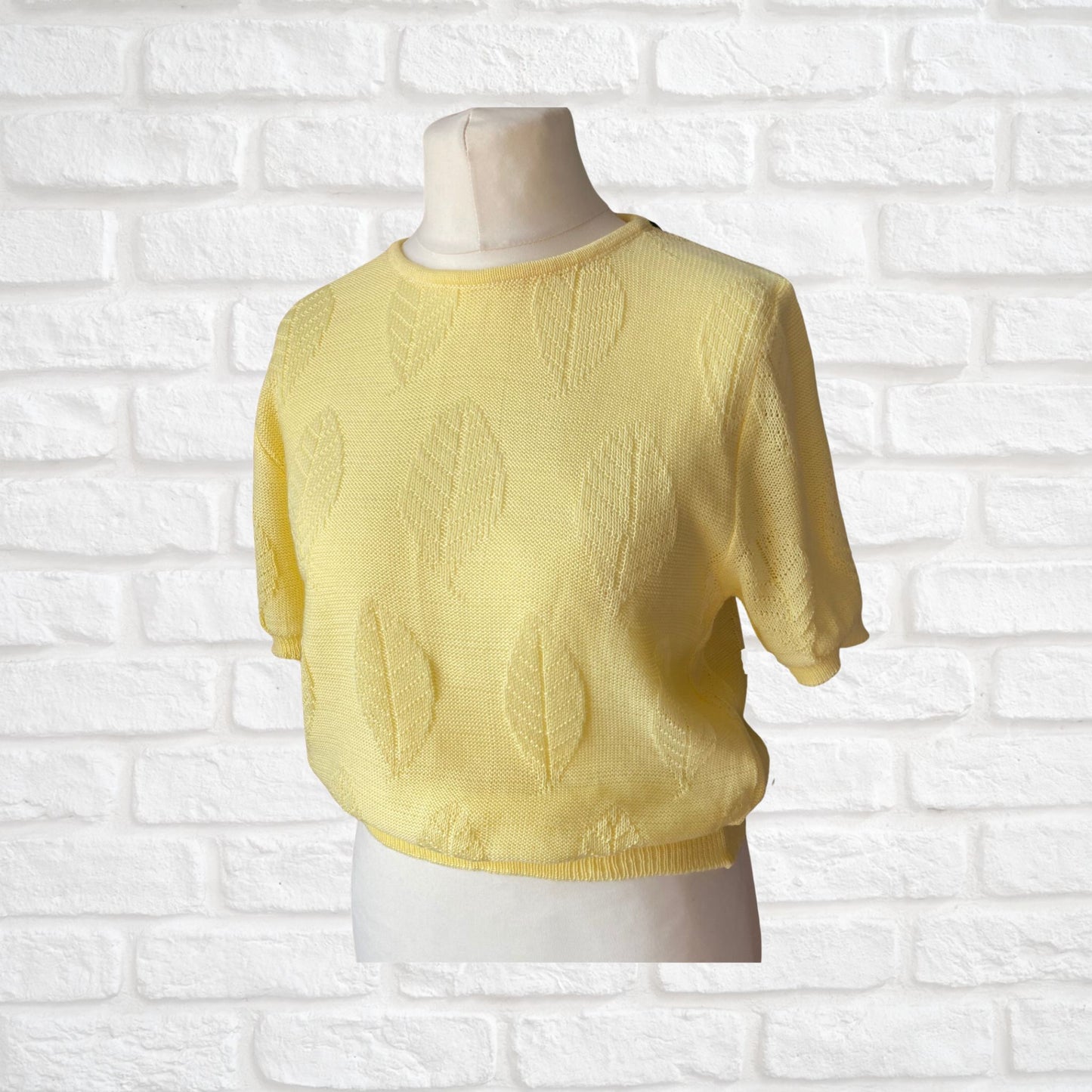 80s short sleeved lightweight, yellow knitted top/ jumper . Approx UK size 10-14