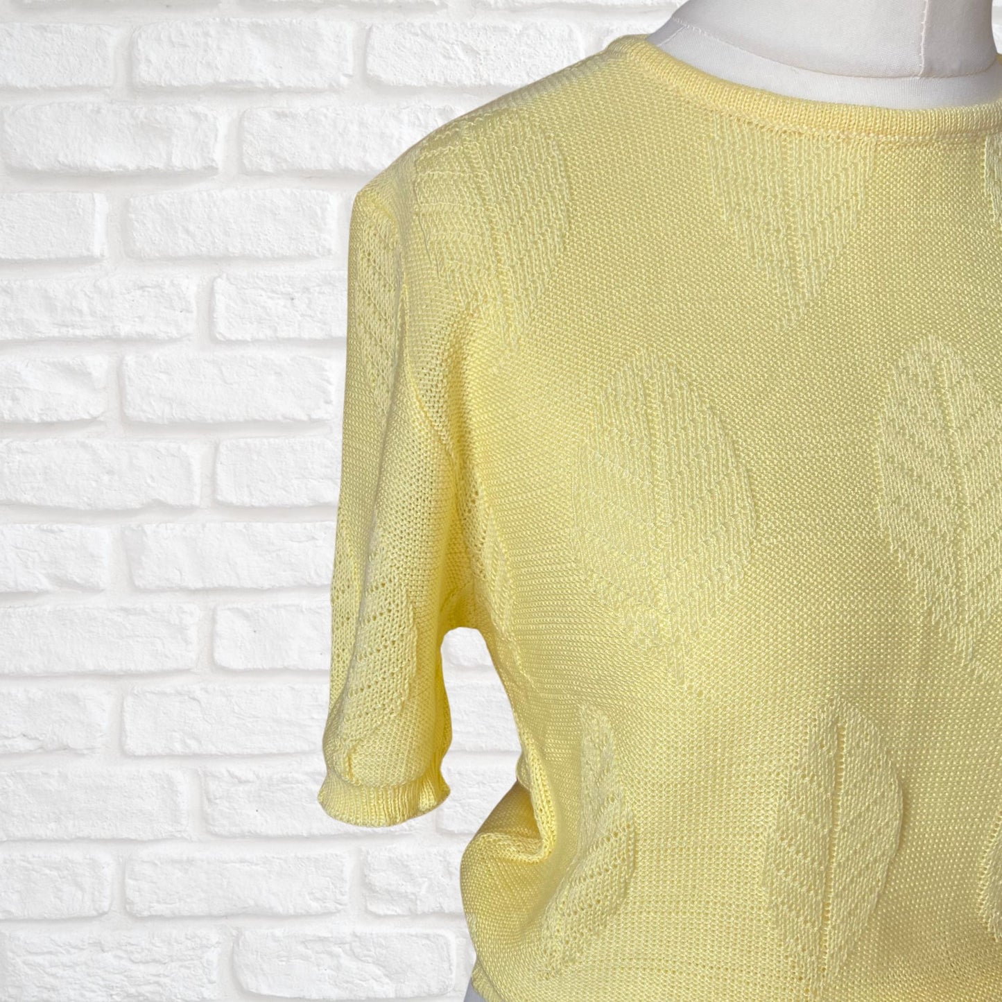 80s short sleeved lightweight, yellow knitted top/ jumper . Approx UK size 10-14