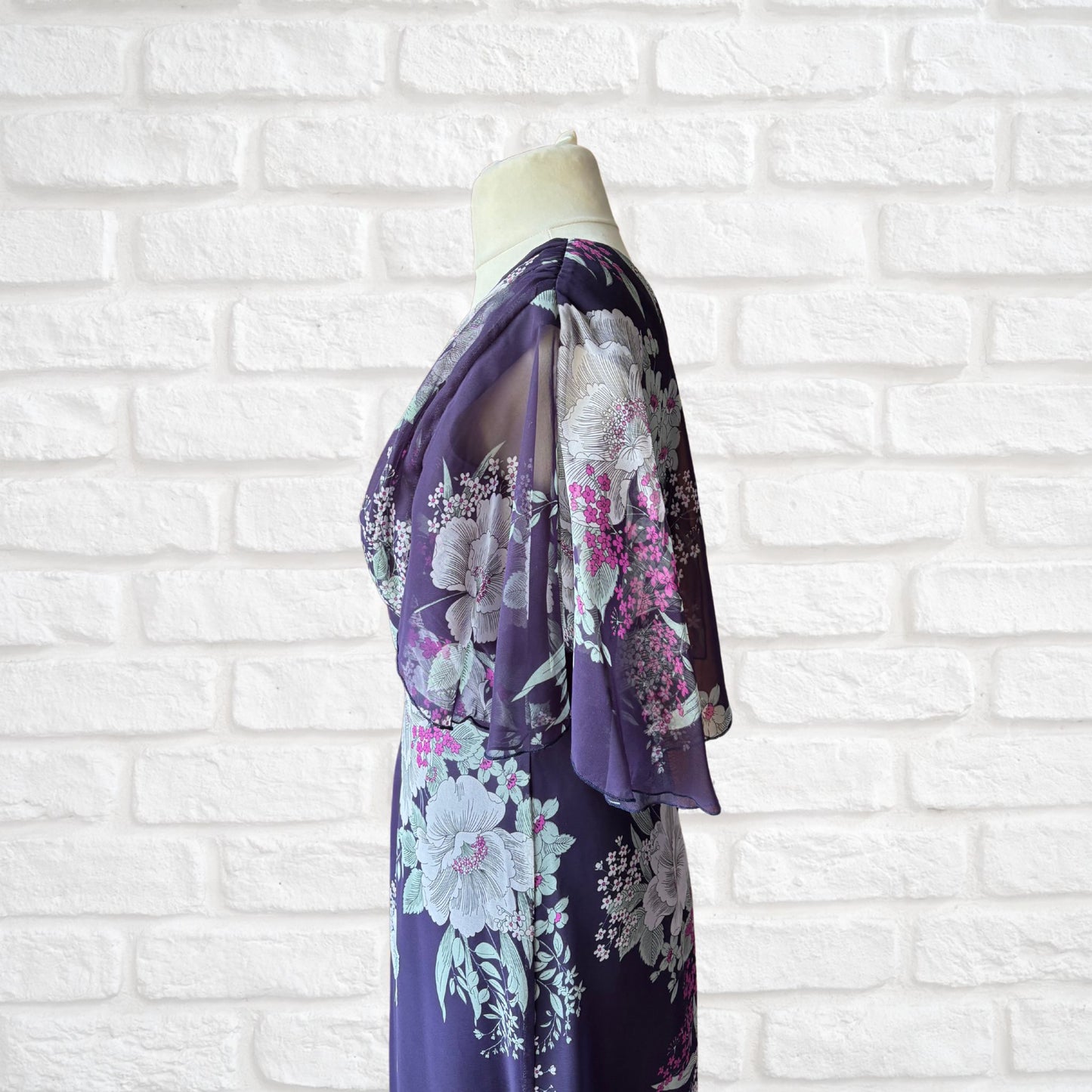 70s purple floral maxi dress with short angel sleeves. Approx UK size 12-14