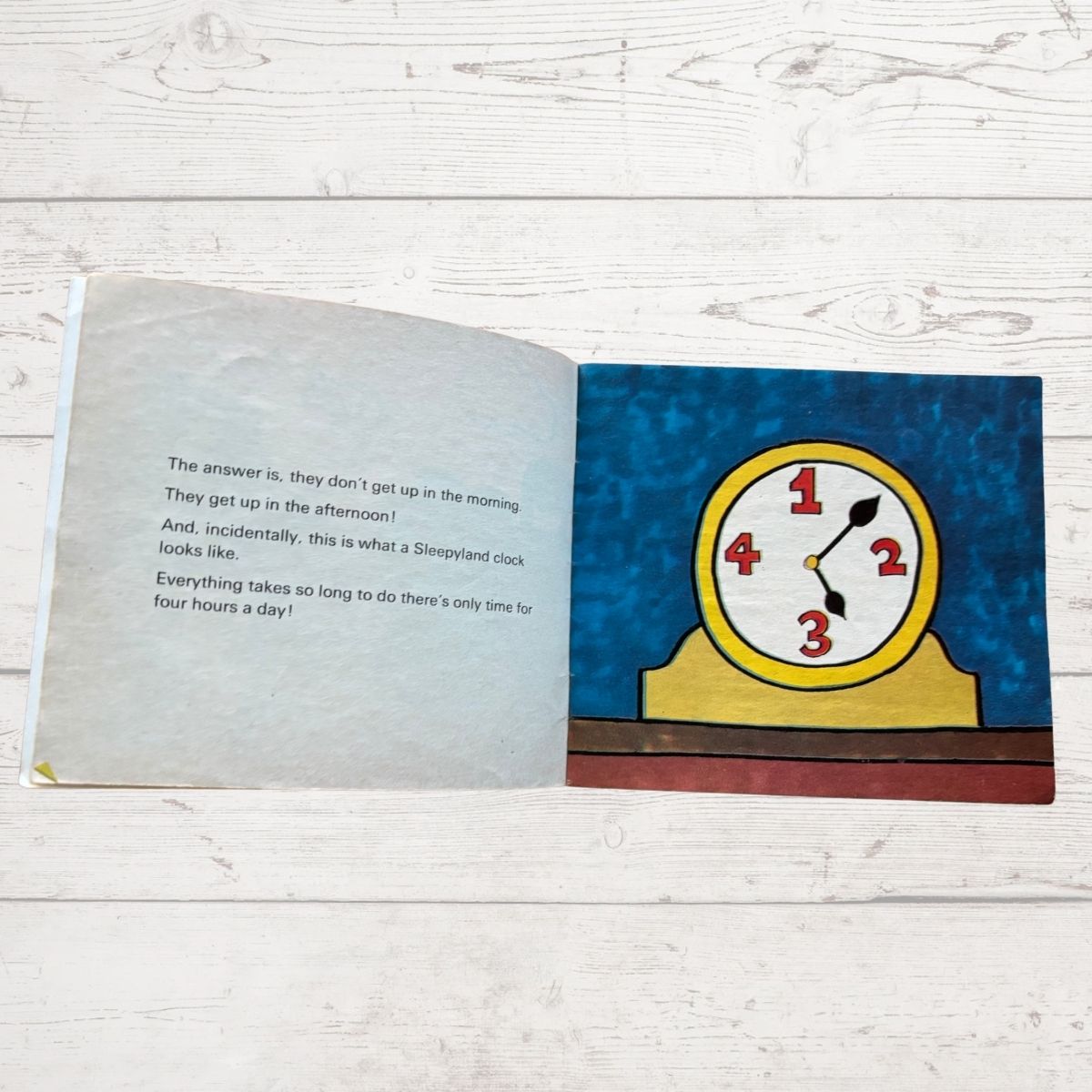 A cartoon clock picture 