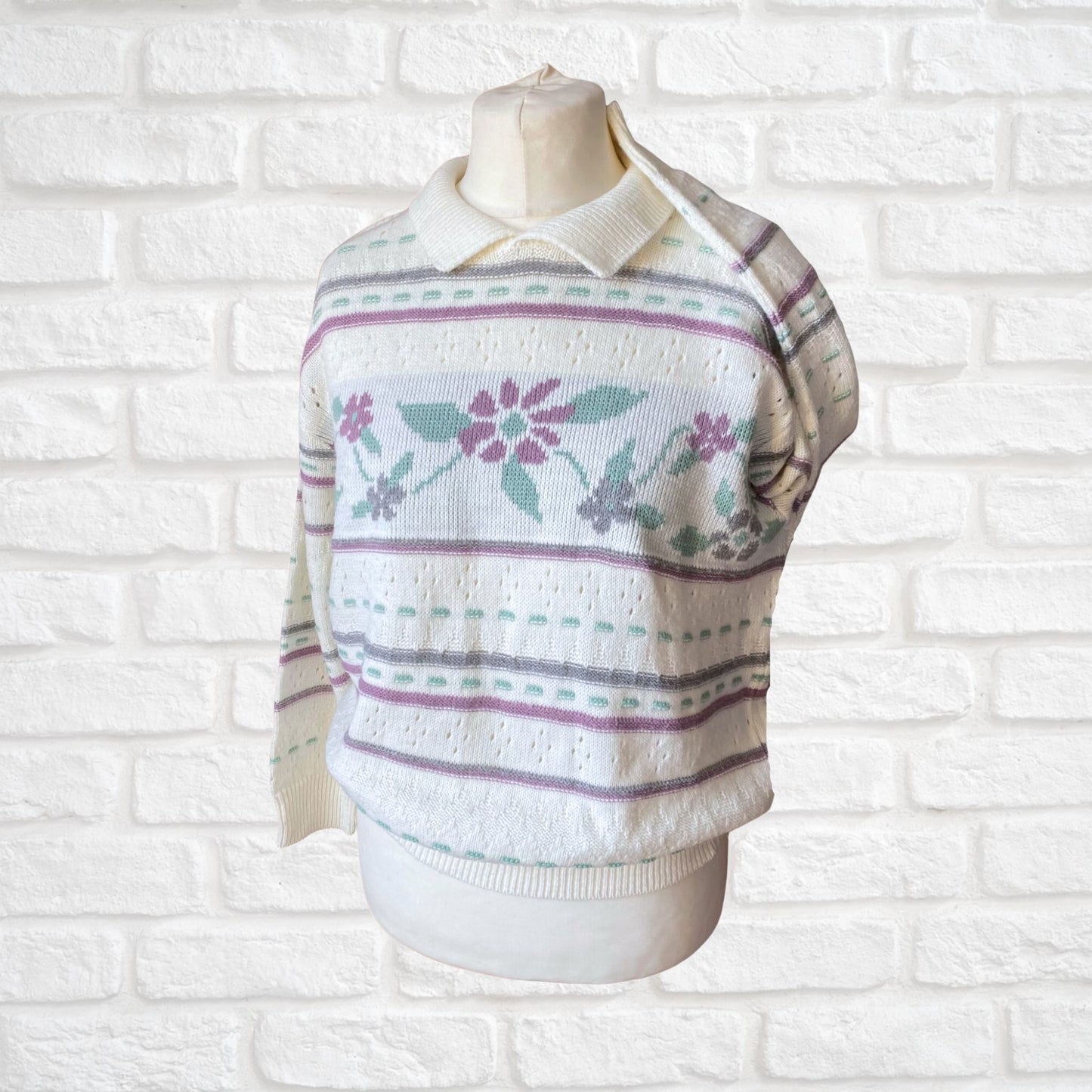 80s soft pastel collared lightweight floral jumper. Approx UK size 12-18