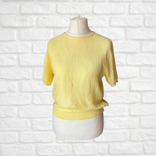 80s short sleeved lightweight, yellow knitted top/ jumper . Approx UK size 10-14