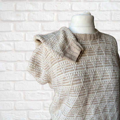 Beige and White Chunky Crew Neck Vintage Jumper.Approx UK size 16-20