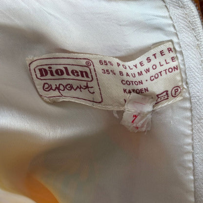 Fabric tag with Diolen branding and material information on a white fabric background