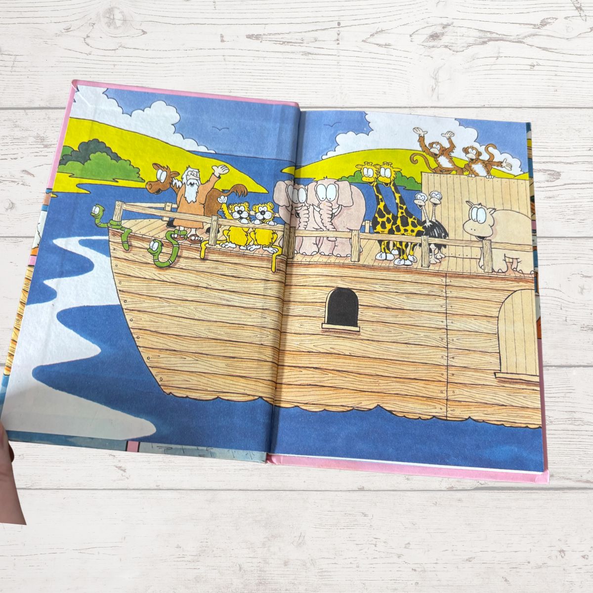 Mr. Noah’s Animals. The Giraffes and The Polar Bears. 1980s Vintage Ladybird Book. Series 815