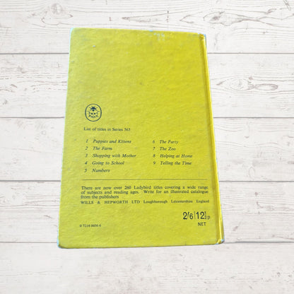 Telling the Time. Vintage Ladybird Learning to Read Book. 1971. Series 563