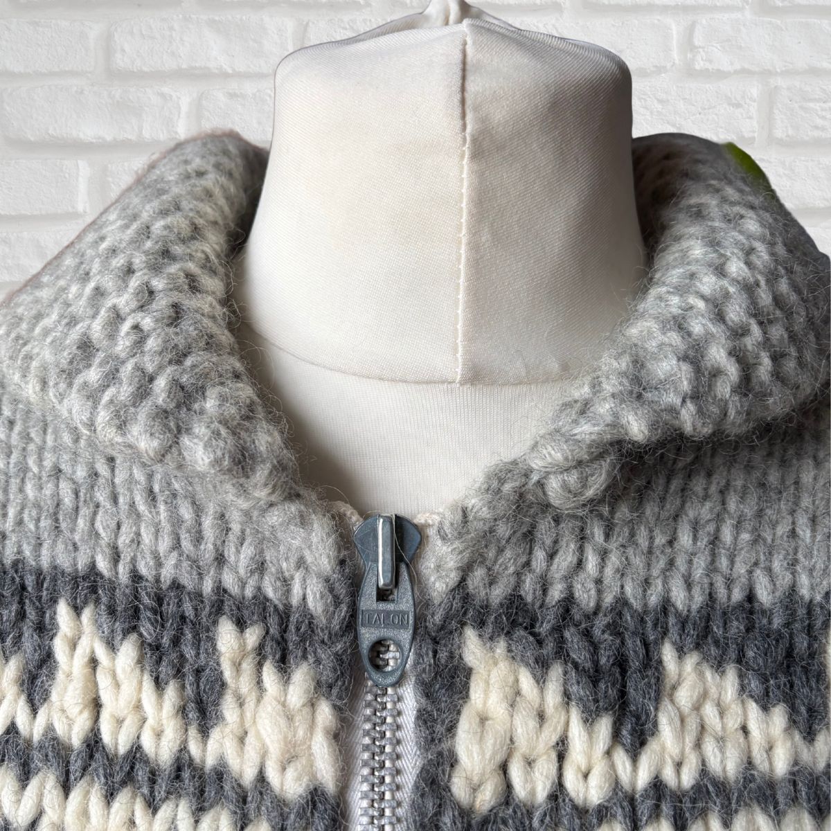 Cowichan Style 70s Vintage Chunky Grey Wool Zip Up Cardigan. Approx UK size S - M ( men)/12-16 ( women)