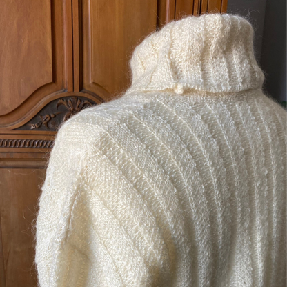 90s ribbed, roll neck cream jumper. Approx U.K. size 14-20