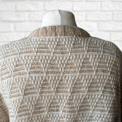 Beige and White Chunky Crew Neck Vintage Jumper.Approx UK size 16-20
