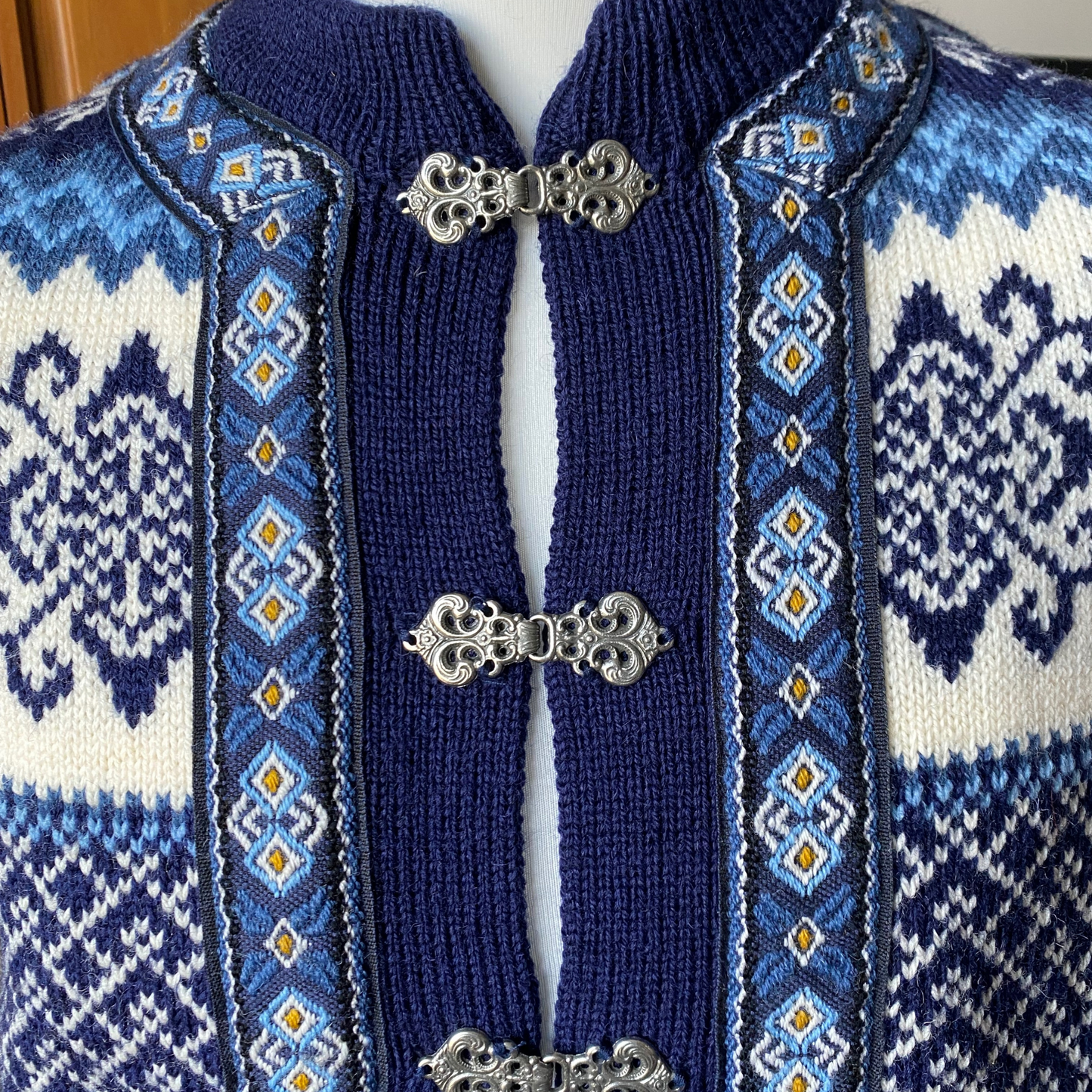 Vintage Norwegian Nordic Style Blue and White Wool Cardigan by Nordstrikk . Approx UK size XL - XXL ( men) / 20-  24 (women)
