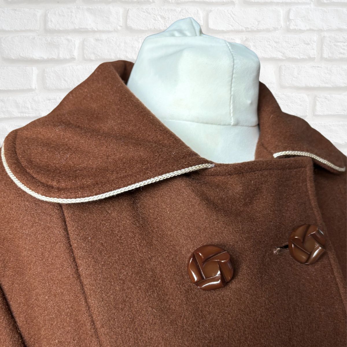 70s Vintage Brown Wool Lightweight Fit and Flare Coat. Approx UK size 8-10