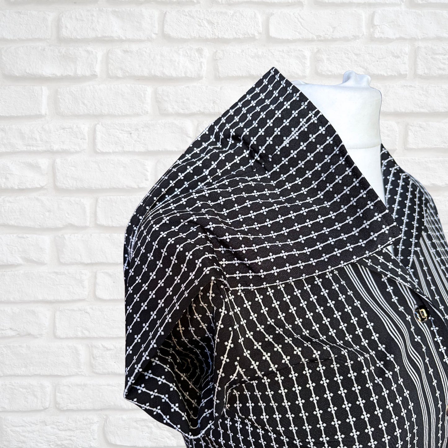 Japanese Vintage 70s Black & White Geometric Print Blouse. Approx UK size 14 -16