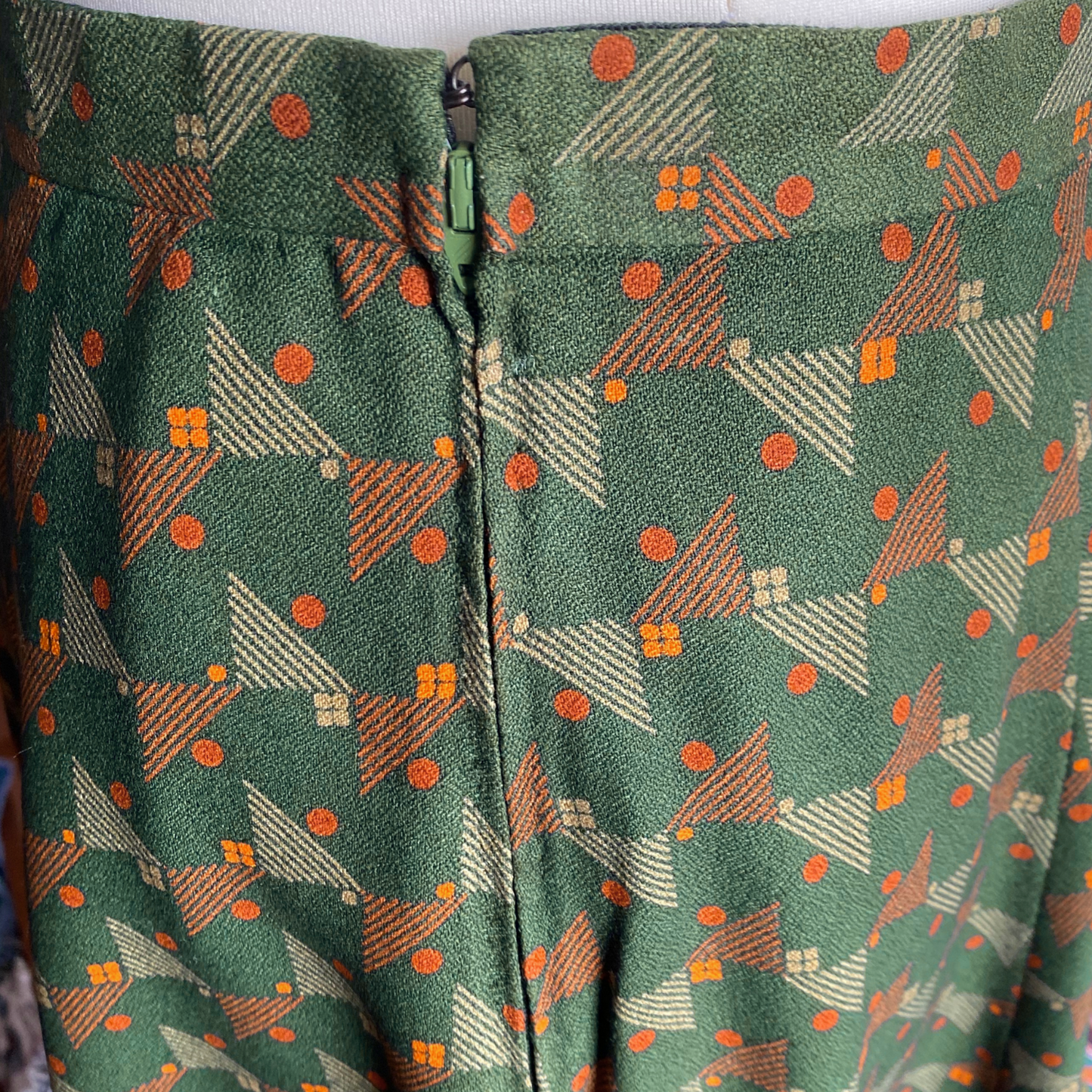 Green flared skirt with retro-inspired geometric print - Zip and hook fastening