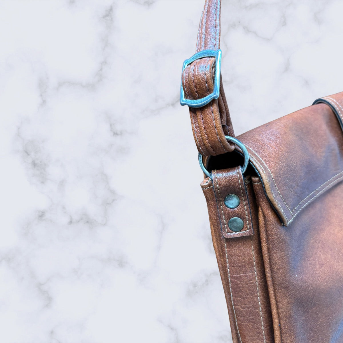 Close up vintage handbag adjustable strap buckle 