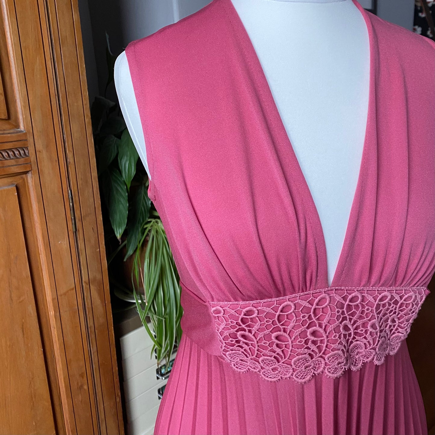 Pink vintage Grecian style, deep v neck maxi dress.Approx UK size 6-8