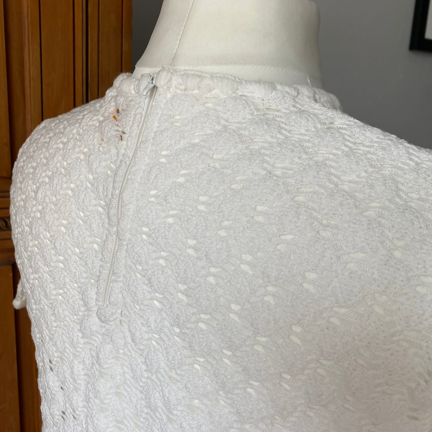 White open knit 60s short sleeved top/ round neck tee shirt  . Approx UK size 12-16