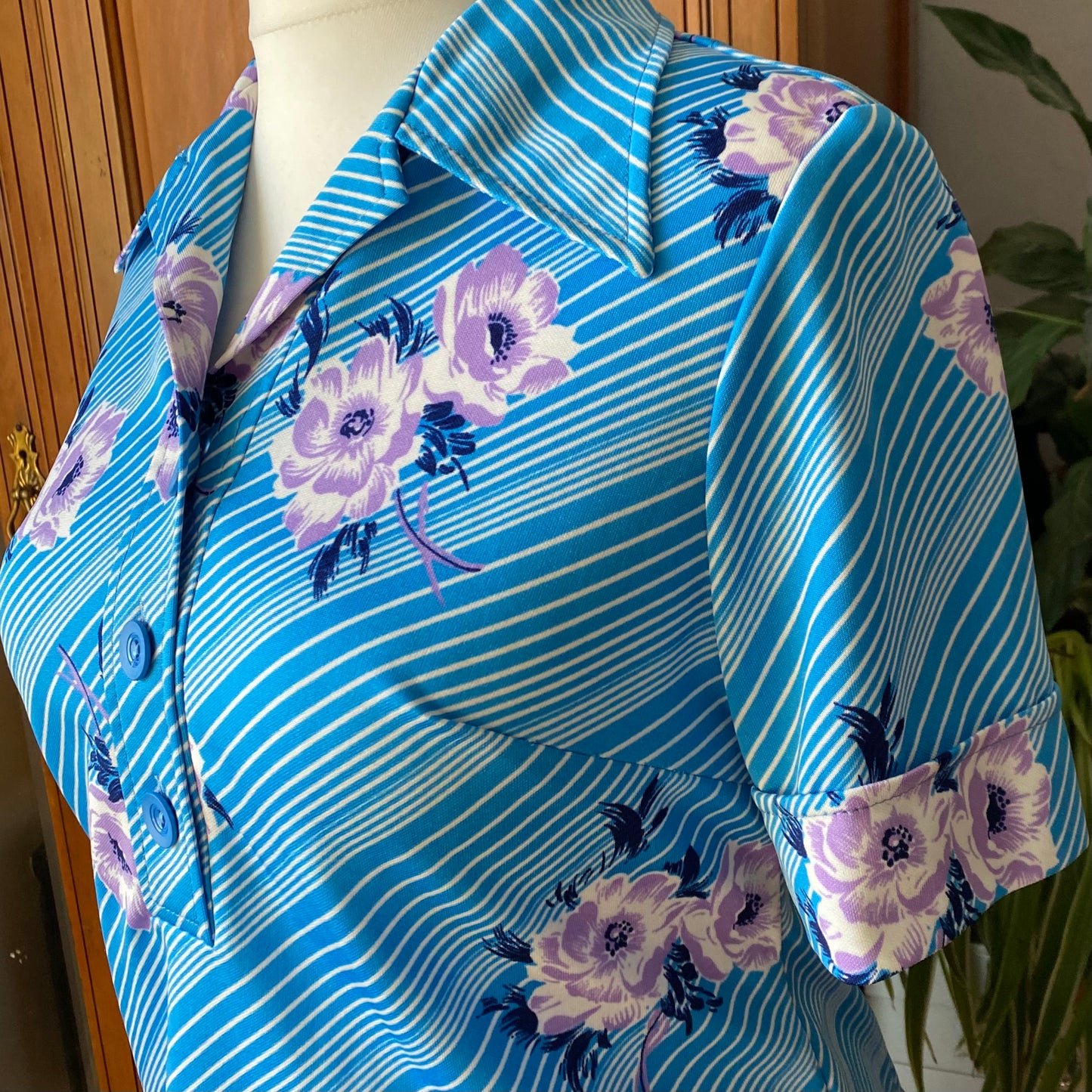 70s Hawaiian style blue and white short sleeved skirt suit /  co ord. Approx  UK size 14 -16