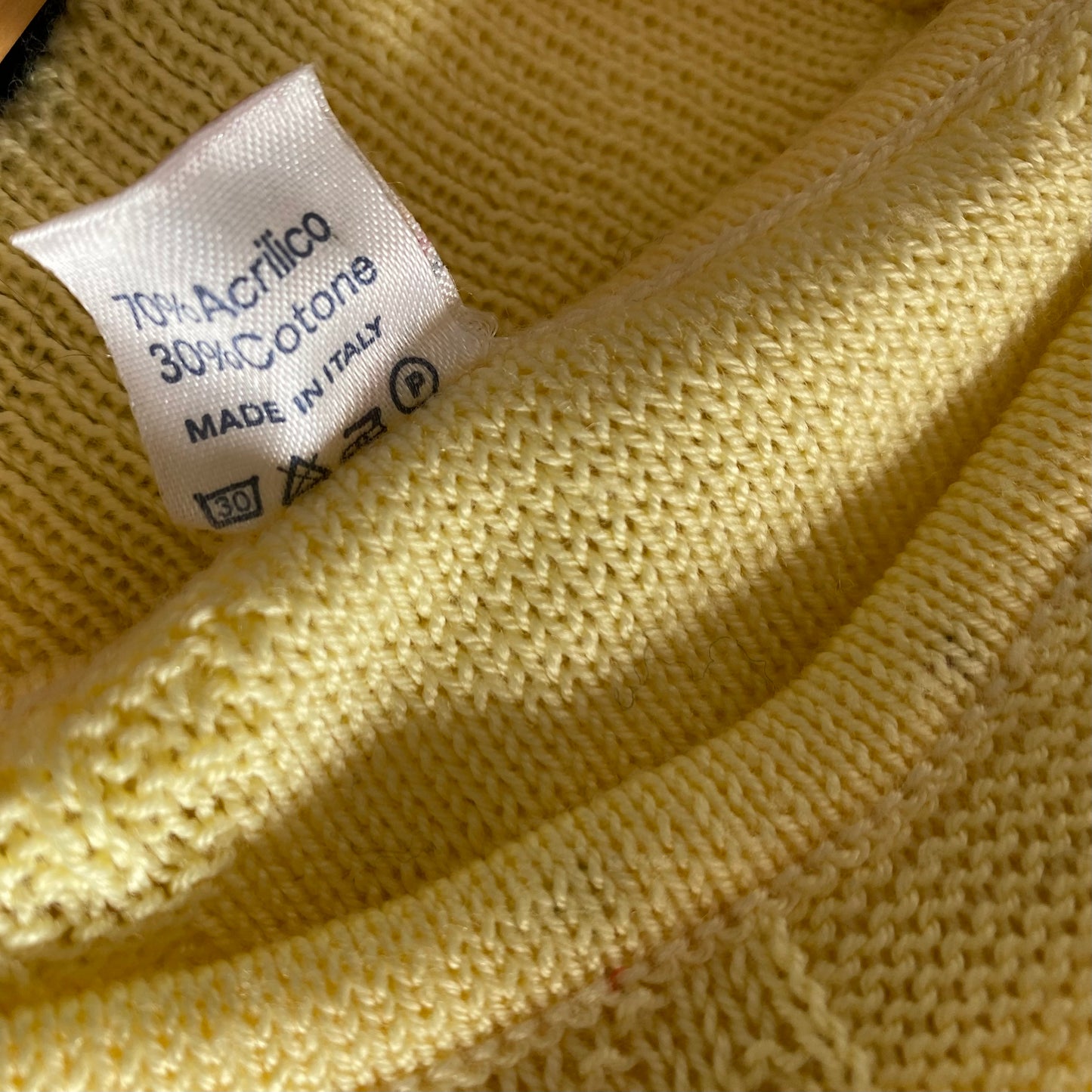 80s short sleeved lightweight, yellow knitted top/ jumper . Approx UK size 10-14