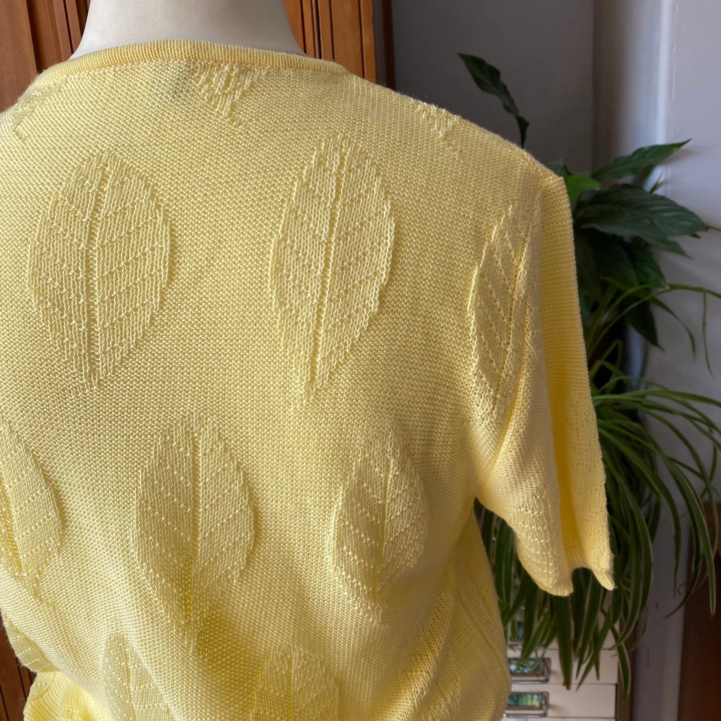 80s short sleeved lightweight, yellow knitted top/ jumper . Approx UK size 10-14