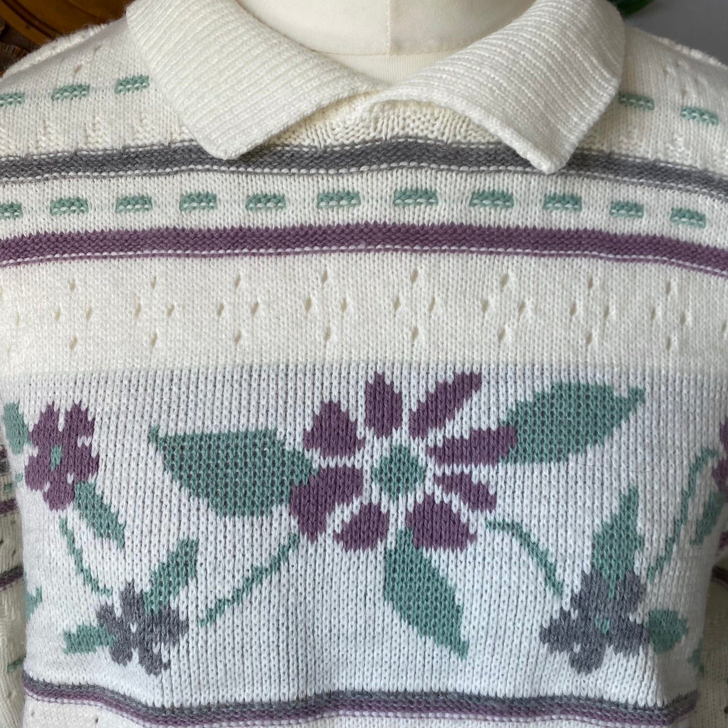 80s soft pastel collared lightweight floral jumper. Approx UK size 12-18