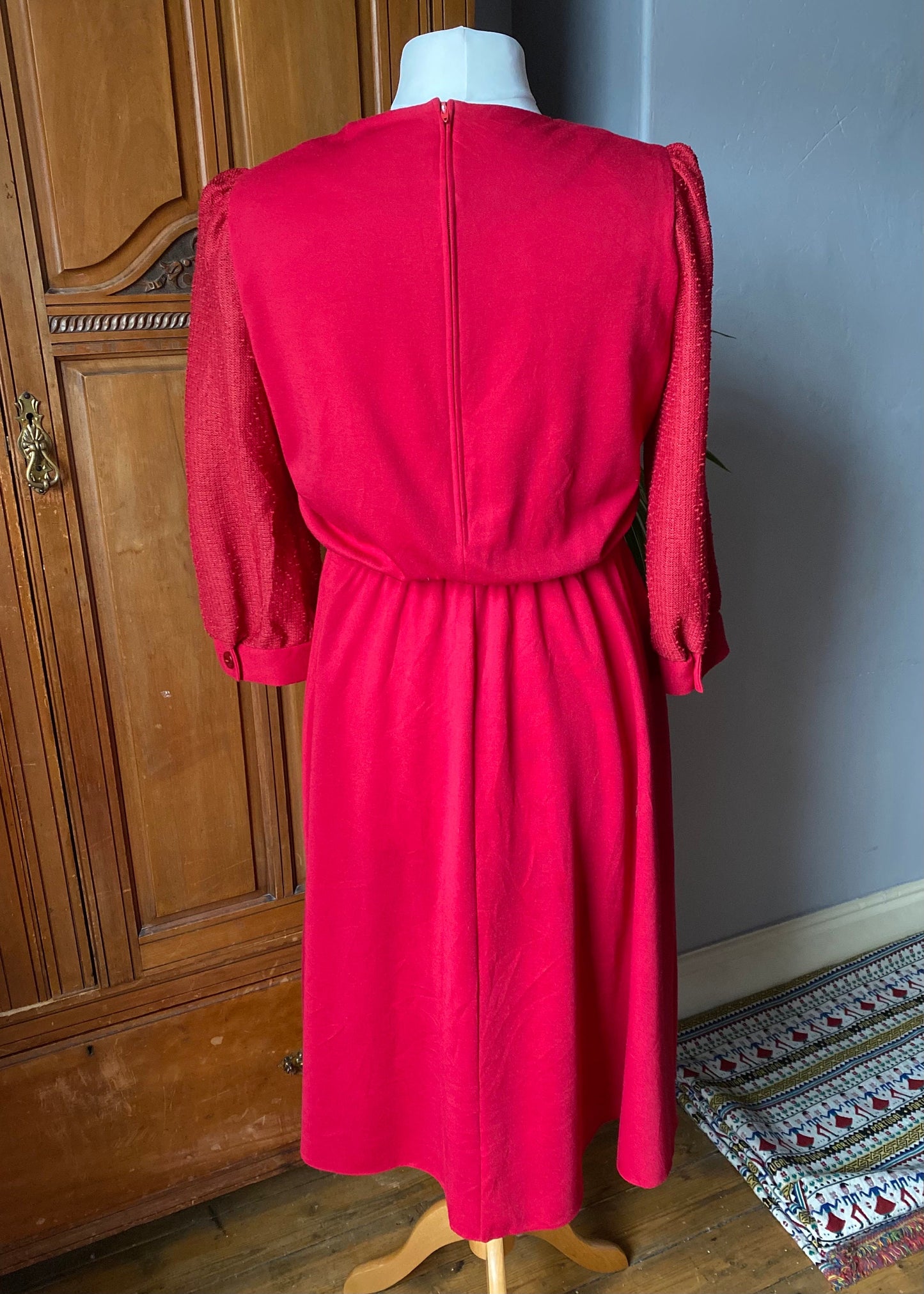 80s red jersey midi dress by Leslie Fay. Approx UK size 14-16