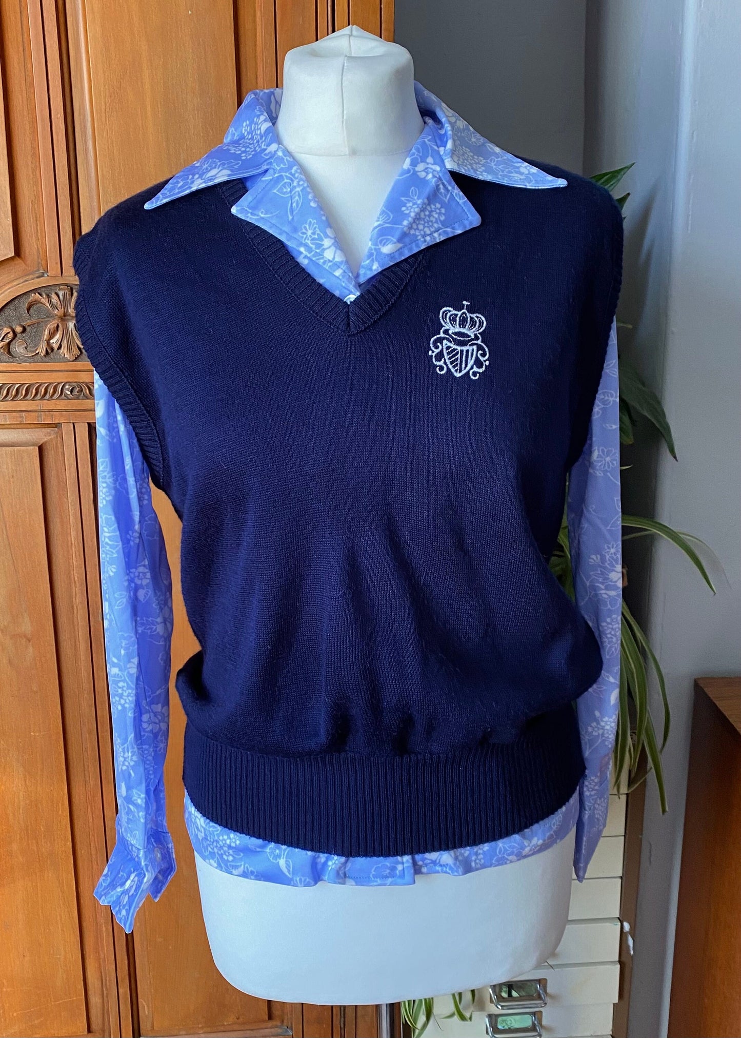 80s blue tank top/sweater vest with white crown motif. Approx UK size 10-16