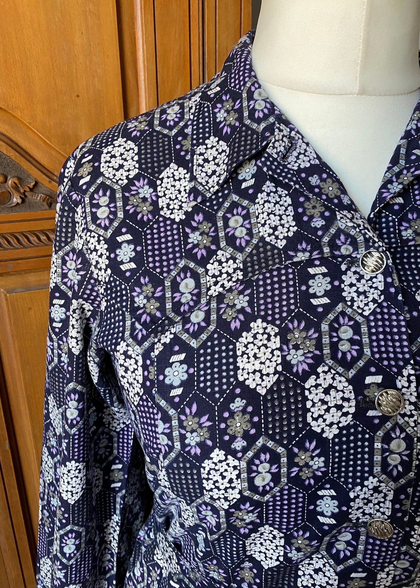 70s purple and white geometric print shirt dress with matching belt. Approx  U.K size 12-14