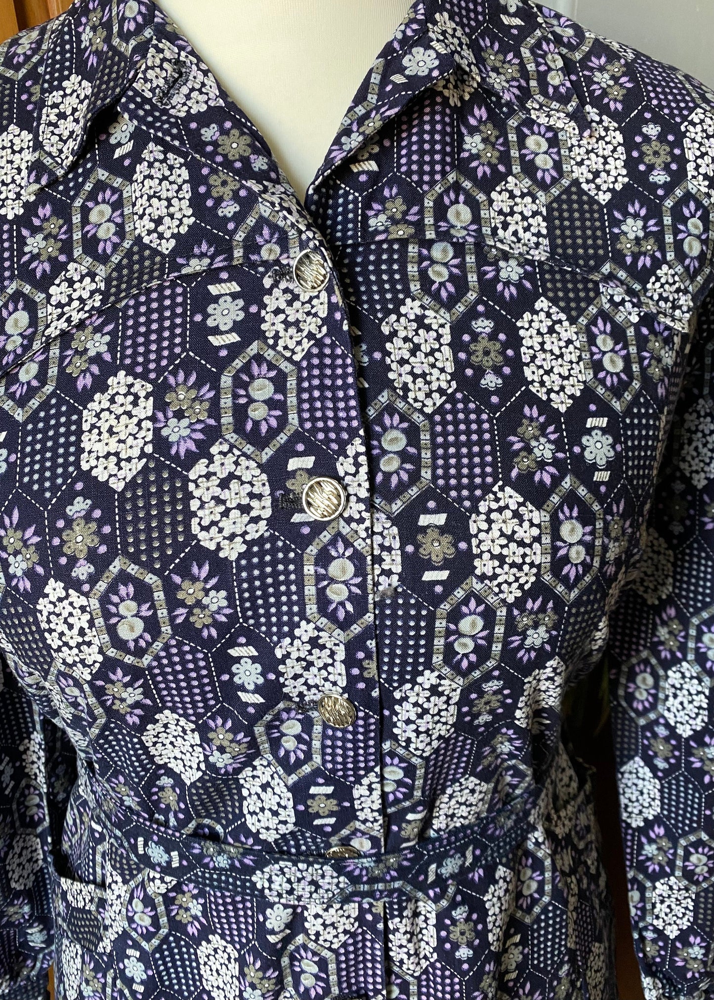 70s purple and white geometric print shirt dress with matching belt. Approx  U.K size 12-14