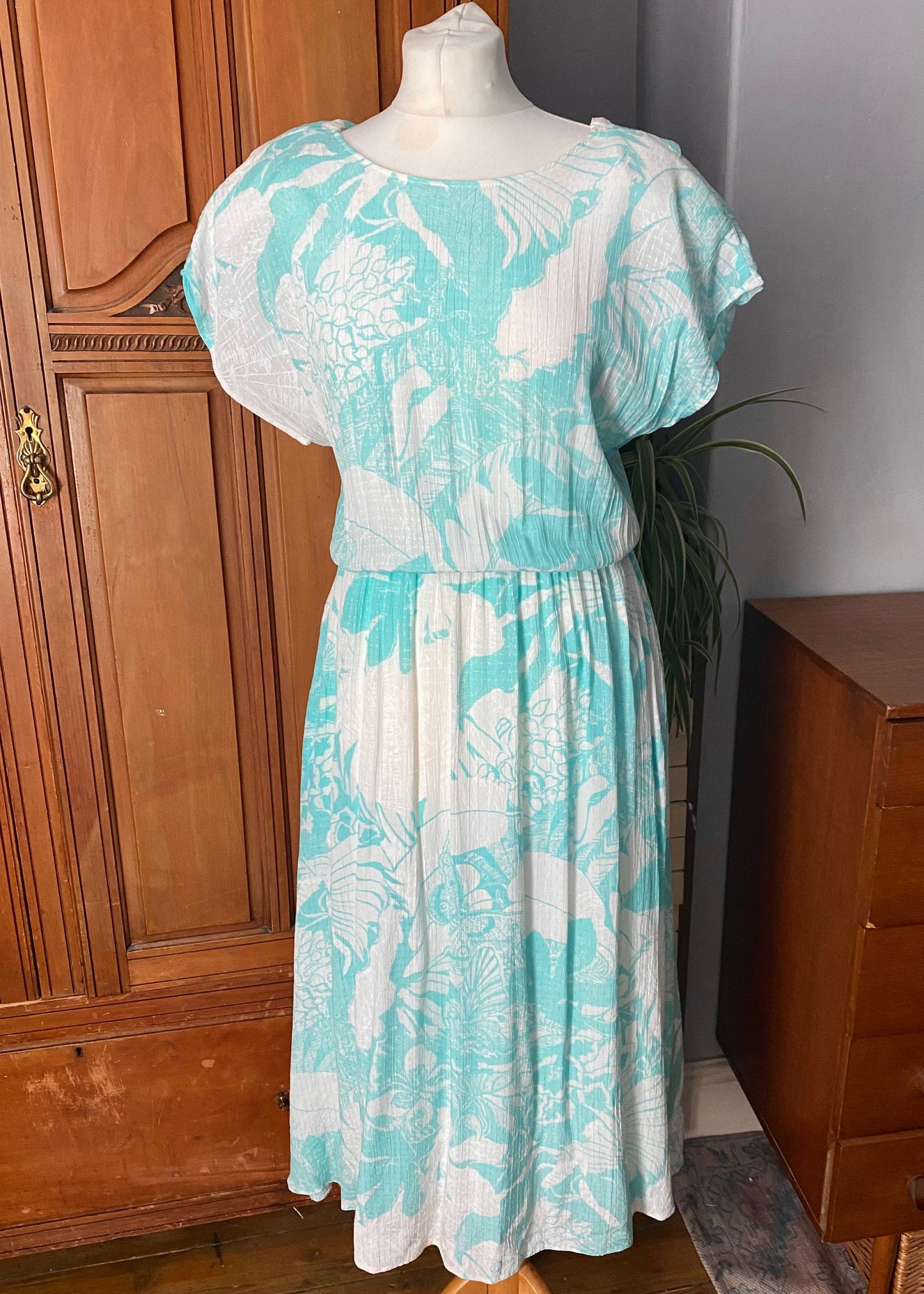 80s white and turquoise floral print Betty Barclay midi dress. Approx  U.K. size  12-14