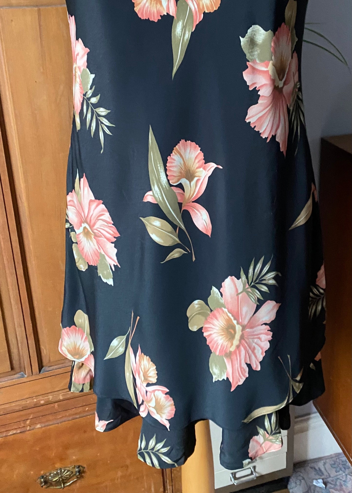 90s black and peach floral mini dress with a ruffle hem. Approx  U.K size 14 -16